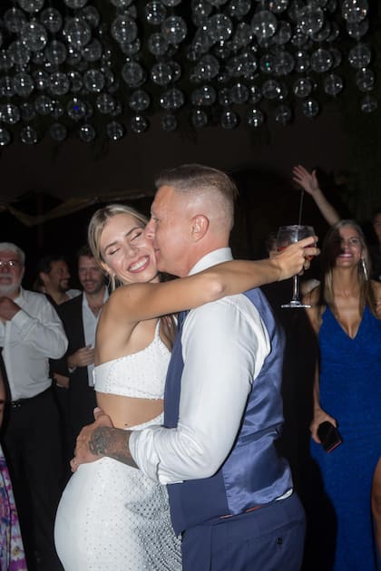 Besos, mimos y abrazos en la pista de baile.