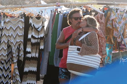 Besos y abrazos del músico y la broker