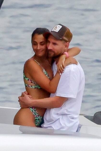 Besos y abrazos junto al mar