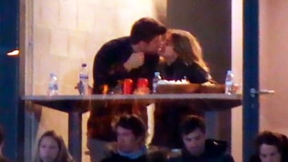 Besos y arrumacos para Gerard Piqué y Clara Chía, en un estadio de fútbol