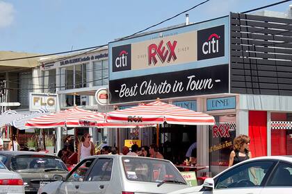 “Best chivito in town” (el mejor chivito de la ciudad), reza el cartel de Rex