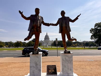 "Best Friends Forever", estatua ubicada en el mismo parque, en septiembre de 2025, "en honor" a la amistad entre Trump y Epstein