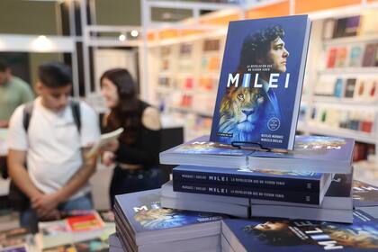 Best seller: la biografía de Javier Milei, de Nicolás Márquez y Marcelo Duclos, en el stand de Hojas del Sur 