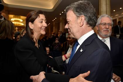 Betancourt junto a Juan Manuel Santos, cuando el entonces presidente colombiano recibió en 2016 el Premio Nobel de la Paz