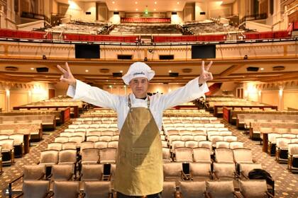 Betancur llegó a Miami sin dominar el inglés y comenzó su trayectoria laboral como lavaplatos. Gracias a una beca en Tennessee, logró estudiar el idioma