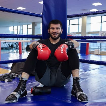 Beterbiev, y una sonrisa durante una pausa en el entrenamiento