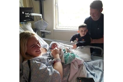 Beth McDermott con su esposo, Shaun, y sus dos hijos en el hospital