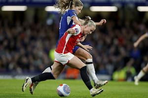 El insólito motivo por el que un partido clave del fútbol femenino inglés dejó esperando a más de 30.000 espectadores