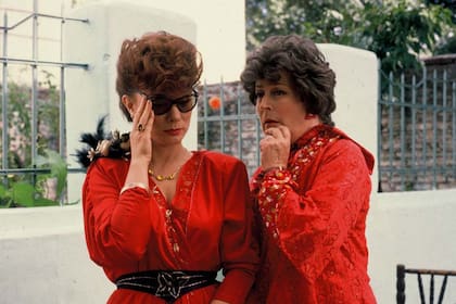 Esperando la carroza: Betiana Blum (Nora) y China Zorrilla (Elvira) conversan frente a la casa de Sergio Musicardi
