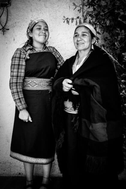 Betiana y María Nahuel, cuya casa fue allanada luego del incendio.