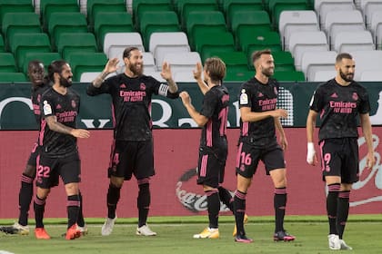 Isco, Ramos, Modric, Mayoral y Benzema celebran el tercer gol de Real Madrid, anotado por el capitán, y que garantizó la victoria por 3-2 ante Betis, por la fecha 3 de la Liga de España.