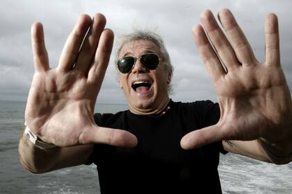 "Te parecerá tanguero, pero extraño un país en el que estábamos casi todos igual. A la escuela pública iba el hijo del médico y del albañil, todos teníamos zapatillas Flecha o Pampero, lapiceras 303 o Sheaffer", rememora el conductor