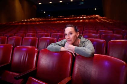 "Beto (Brandoni) nos dijo que esta experiencia iba a ser transformadora, pero hasta que no lo vivís, no lo entendés. Hacer la obra es un regalo que me dio la profesión", reconoce Malena Solda, emocionada antes de la función y repasando los dos años que lleva interpretando a "La Yoli", una querible y reconocible ama de casa de Lanús