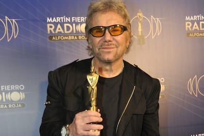 Beto Casella con el Martín Fierro de Oro FM