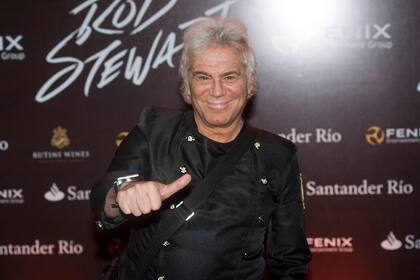 Beto Casella, de negro, llegó solo a la gala en Costa Salguero