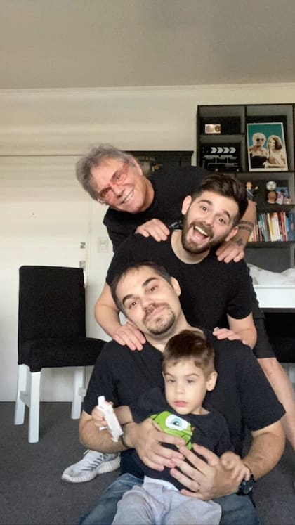 Beto Casella junto a sus hijos y el pequeño Gaby