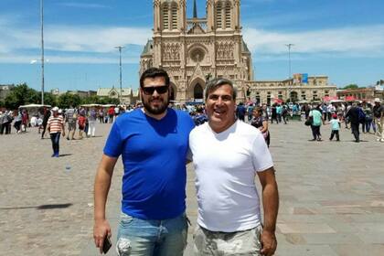 Beto (de blanco) junto a su hijo Martín