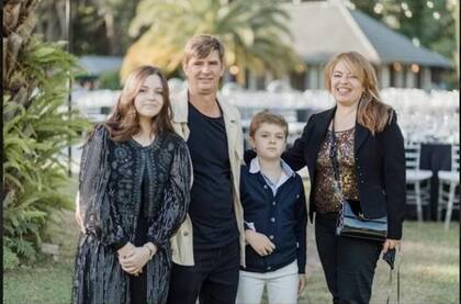 Beto, Mariana y sus dos hijos.