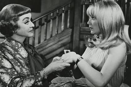 Bette Davis y Elaine Taylor en una escena del film The Anniversary (1968)