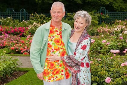 Bette Midler y su esposo argentino, Martin von Haselberg, en los jardines de su hogar