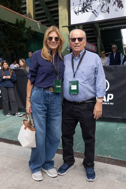 Bettina y Alejandro Bulgheroni posan para ¡HOLA! antes del partido de La Natividad-La Dolfina contra La Zeta-Kazak