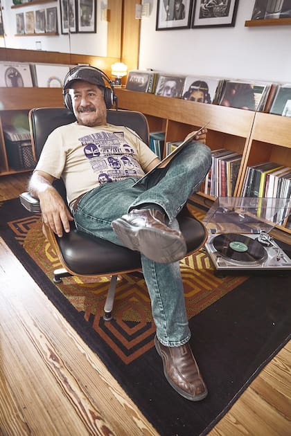 Betto Arcos, en Jarana Records, la coqueta disquería de Palermo