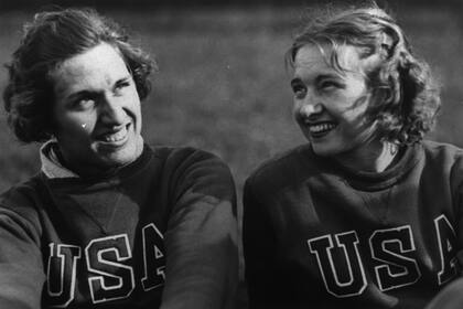 Betty (a la derecha) cuando representaba a los Estados Unidos en los Juegos Olímpicos