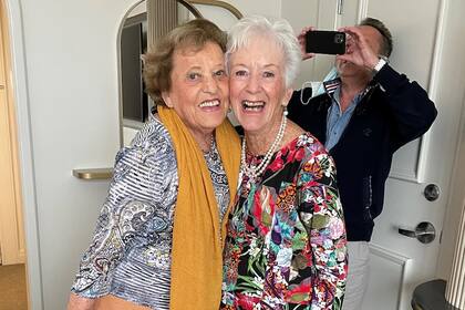 Betty Grebenschikoff, derecha, 91, y Ana Mara Wahrenberg, 91, en un hotel en St. Petersburg, Florida. Las mujeres, que eran mejores amigas de la infancia en Berln antes del Holocausto, no se haban visto desde 1939, cuando sus familias se vieron obligadas a huir del pas y los nazis