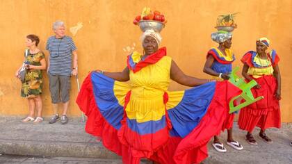 Betty Sargado y sus compañeras palenqueras intentan seducir al turista con humor y sonrisas y algo de inglés