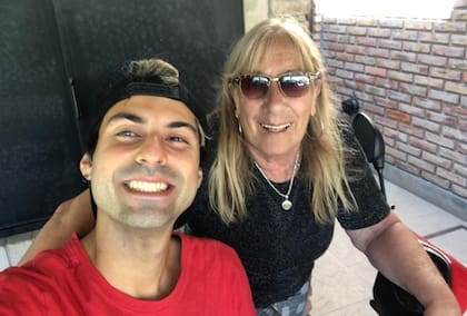 Bety junto a su nieto mayor que la llamó en el momento justo.