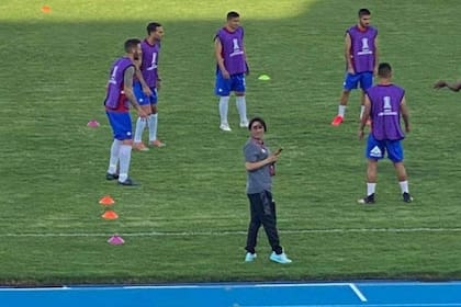 Betzabé participando de la entrada en calor en la previa de un partido de Copa Libertadores en el estadio Félix Capriles de Cochabamba. La quiromasajista tenía la autorización de Conmebol para integrar el banco de suplentes del equipo en todas las competiciones