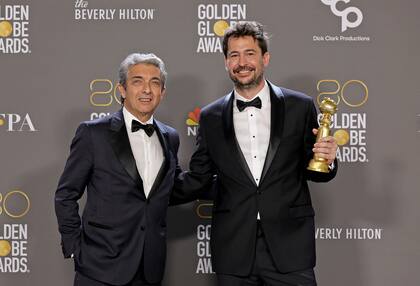 BEVERLY HILLS, CALIFORNIA - JANUARY 10: (L-R) Santiago Mitre and Ricardo Darin pose with the award for Best Picture - Non-English Language (formerly Foreign Language) for "Argentina, 1985" in the press room during the 80th Annual Golden Globe Awards at The Beverly Hilton on January 10, 2023 in Beverly Hills, California.   Amy Sussman/Getty Images/AFP (Photo by Amy Sussman / GETTY IMAGES NORTH AMERICA / Getty Images via AFP)