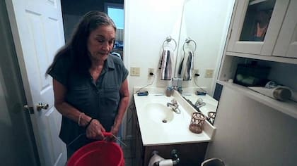 Beverly Morris tiene que llenar baldes para el inodoro debido a la baja presión del agua