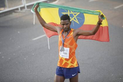 Beyata Dibaba con la bandera de su país