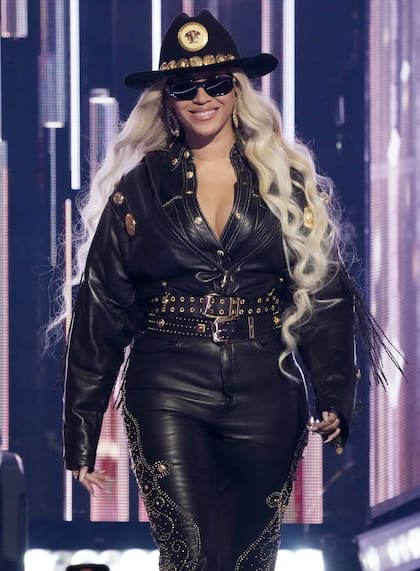 Beyonce dijo presente con un look total black y muy a tono con su último trabajo discográfico.  La cantante tuvo su gran momento sobre el escenario cuando recibió el premio a la Innovación