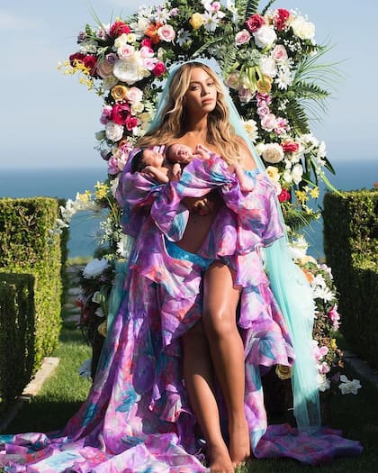 Beyoncé en una sesión fotográfica cuando recién habían nacido sus gemelos