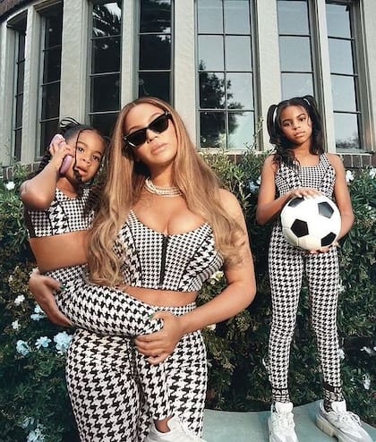Beyoncé junto a sus hijas Blue Ivy y Rumi