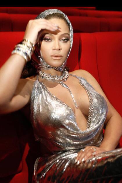 Beyoncé, otra gran iradora del talento de Rabanne, hizo famoso este top plateado con capucha couture, una pieza inspirada en Studio 54 y en la fiebre disco.