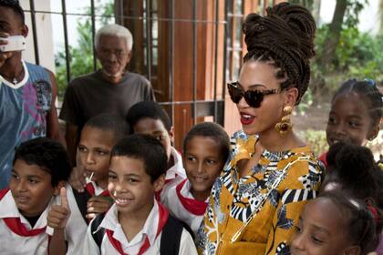 Beyoncé posa con niños cubanos