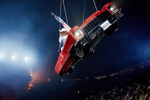Beyoncé quedó suspendida arriba de un Cadillac rojo y causó impresión en sus seguidores