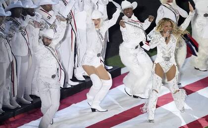 Beyoncé se presenta durante el espectáculo de medio tiempo del partido entre los Baltimore Ravens y los Houston Texans