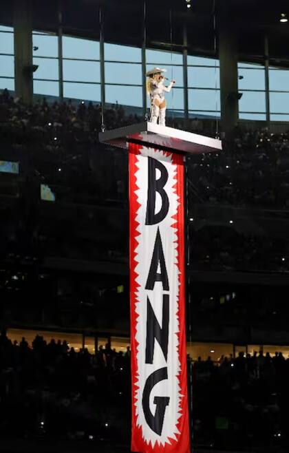 Beyoncé se presenta durante el espectáculo de medio tiempo del partido entre los Baltimore Ravens y los Houston Texans