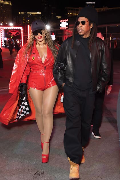 Beyoncé y Jay-Z visitaron el garaje de Ferrari,
donde ella vistió un jumper rojo de la firma,
con abrigo y plataformas del mismo color