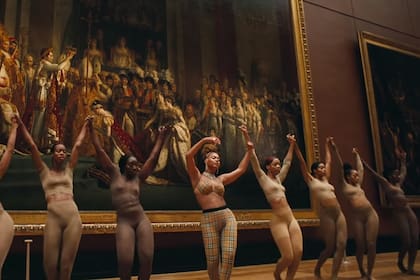 Beyoncé y ocho bailarinas bailan delante de "La consagración del Emperador Napoleón y la coronación de la Emperatriz Josefina" de David, una escena cortesana de una extravagancia blanca implacable