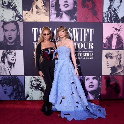 Beyoncé y Taylor Swift posaron juntas antes de entrar a la sala. La cantante de "Run the World" impactó con un catsuit de LaQuan Smith que se destacaba por tener una coraza cromada en el frente. Las gafas de sol completaron su look futurista