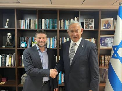 Bezalel Smotrich, líder de Sionismo Religioso, junto a Netanyahu
