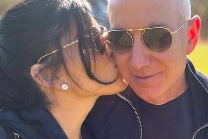 Bezos, acompañado de Sánchez, ha reforzado su compromiso con causas sociales y ambientales