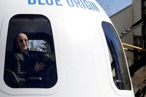 Bezos en una nave espacial construida por su compañía Blue Origin