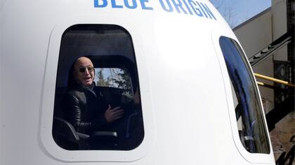 Bezos en una nave espacial construida por su compañía Blue Origin.