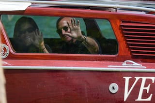 Bezos llega a Venecia; manifestantes dicen que su boda resalta la creciente desigualdad